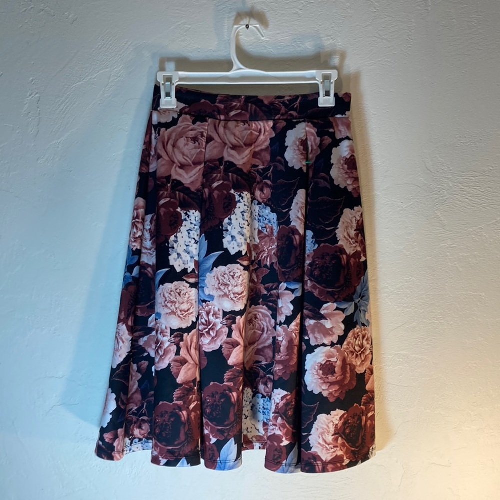 Rue 21 women’s floral skirt size Medium